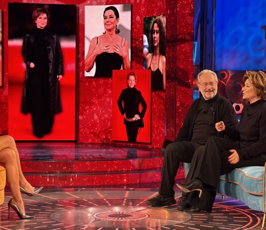 Monica Guerritore da Francesca Fialdini: «A Ballando potrei togliermi la parrucca e mostrare i miei capelli» Monica Guerritore da noi a ruota libera
