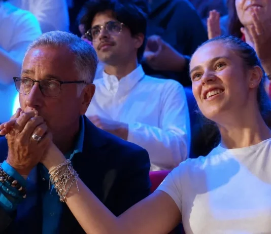 Silvia Bonolis a Tu sì que vales, il tenero momento con Paolo Bonolis: «Vai a dare un bacio a mia figlia» Paolo Bonolis e la Figlia