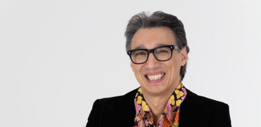 Paolo Jannacci contro l’autocensura: “Un artista deve essere libero anche di sbagliare. In ‘Scimmie ovunque’ parlo delle nostre paure per trovare una via d’uscita” – Intervista Paolo Jannacci