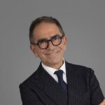 Pino Strabioli: «La cultura in tv è un dovere. Sogno un Caffè Italia in onda tutti i giorni. Il teatro resiste anche alla tecnologia» – Intervista Pino Strabioli