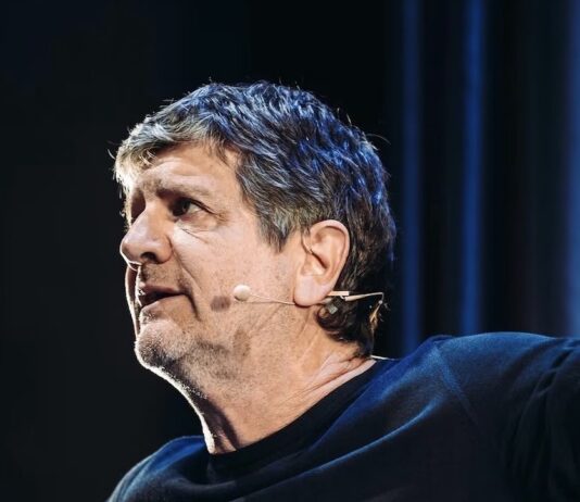 Fabio De Luigi conquista Milano con “BIOL – In Carne e Ossa”: al Teatro Lirico è una festa di risate fabio de luigi