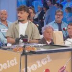 Uomini e Donne, l’ingresso di Giovanni: la stretta di mano con Lory e la lettera per Maria: “è un onore essere qui” | Video Witty Tv Giovanni, nuovo tronista di Uomini e Donne