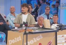 Uomini e Donne, l’ingresso di Giovanni Grazioso con il carretto: la stretta di mano con Lory e la lettera per Maria: “è un onore essere qui” | Video Witty Tv Giovanni, nuovo tronista di Uomini e Donne